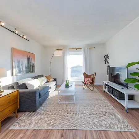 Music Row Retreat - 3 Beds, 1 Bedroom, Pool, Parking